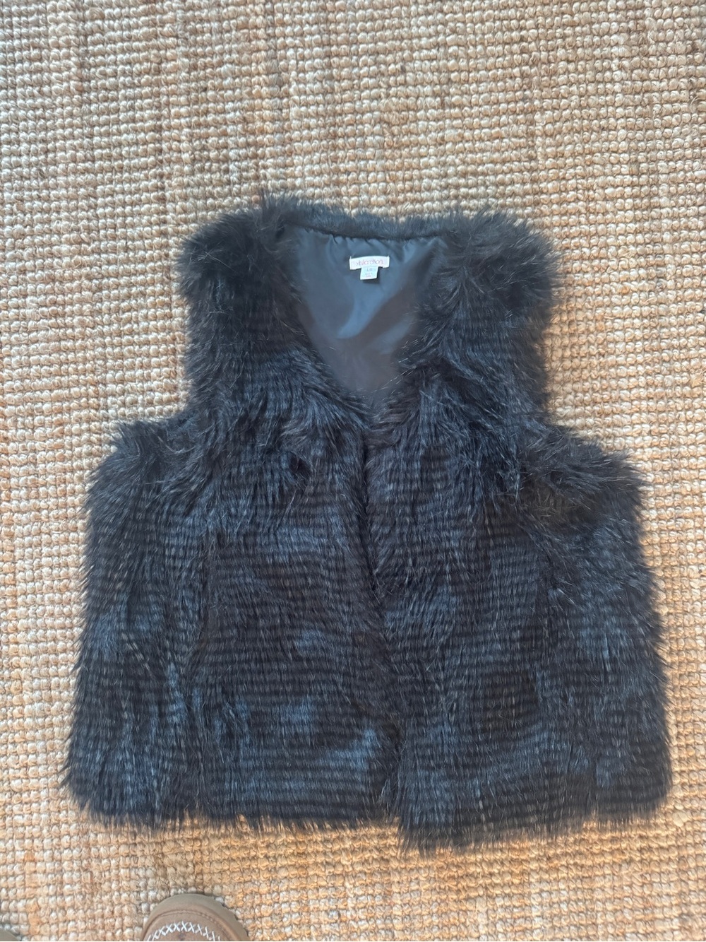 Xhilaration Black Faux fur Vest - LG 🖤🖤🖤